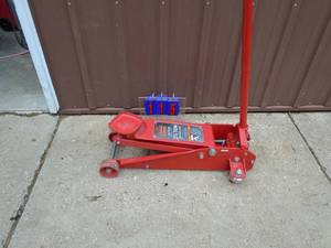 Blackhawk 2 12 ton hydraulic jack. Nearly new. Tested & works. As shown. THIS ITEM HAS A RESERVE.