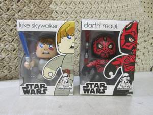 lot 18 image: (F-0) 2 Star Wars Mighty Muggs in t...
