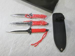 lot 47 image: (CNTR) 3pc 7 12 Throwing Knives w...