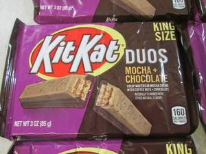 lot 70 image: (B-1) 12 King Size Kit Kat Duos Can...