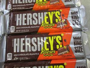 lot 75 image: (B-1) 13 King Size Hersheys Milk Ch...