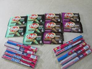 lot 90 image: (B-3) 10 each Kit Kat Candy Bars an...