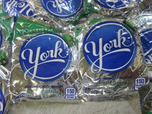 lot 95 image: (B-2) 20 York Peppermint Patties Pa...