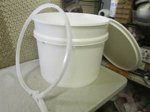 lot 96 image: (A-4T) 20 Gallon Container with Lid...