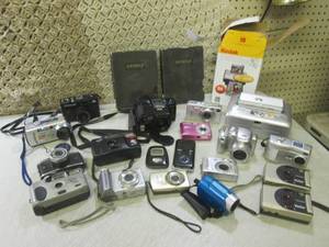 lot 197 image: (CSB) Assorted Cameras Vivitar, Can...