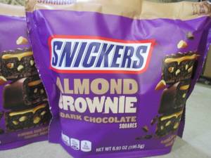 lot 290 image: (B-1) 4 Bags Snickers Almond Browni...