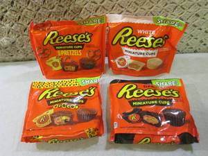 lot 299 image: (B-1) 4 Assorted Share Pack Bags Re...
