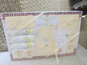 lot 354 image: (FS) Baby Gift Set in Yellow Outfit...