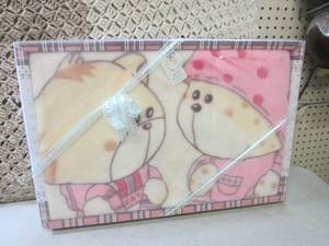 lot 358 image: (EW1) Gift Box Baby Blanket ...