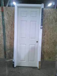 32 x 80 Molded Textured 6 Panel LH Swing Door (BRICKMOLD NEEDS TO BE REPLACED).(TRIM IS LOOSE) (SEE PHOTOS)