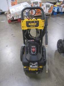 DEWALT DXPW3324I 3300 PSI 2.4 GPM Gas Cold Water Pressure Washer with HONDA GCV200 Engine (MISSING 1 TIP, RUNS WELL)