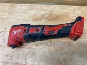 lot 33 image: MILWAUKEE M18 18V Lithium-Ion Cordless Oscillating Multi-Tool (Tool-Only)