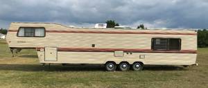 1984 NUWA Hitchhiker 40 5th-Wheel Camper