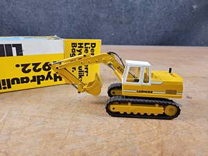 lot 132 image: Conrad Liebherr R922 Hydraulic Excavator  Diecast Model - 150 Scale Model