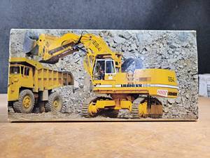 lot 140 image: Conrad Liebherr 984 Hydraulic Excavator Diecast Model - 150 Scale  Model