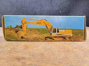 lot 141 image: Conrad Liebherr 952 Hydraulic Excavator Diecast Model - 150 Scale  Model