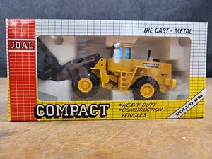 lot 142 image: JOAL Michigan L160 Wheel Loader Diecast Model - 150 Scale Model