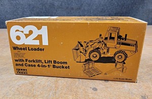 lot 157 image: CASE 621 Wheel Loader Diecast Model - 135 Scale Model