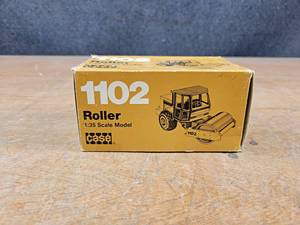 lot 163 image: CASE 1102 Roller Diecast Model - 135 Scale Model