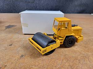 lot 180 image: Conrad Vibromax 1601 Roller Diecast Model - 135 Scale Model