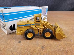 lot 181 image: Conrad Dresser 560B Payloader Diecast Model - 150 Scale Model