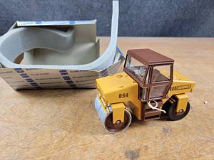 lot 172 image: Conrad CASE Vibromax 854 Diecast Model - 135 Scale Model