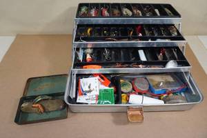 lot 119 image: Vintage Umco Metal Tackle Box with Tackle - Many Spoons
