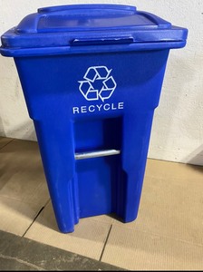 Toter 32-Gallon Blue Outdoor Recycling Bin See Pictures
