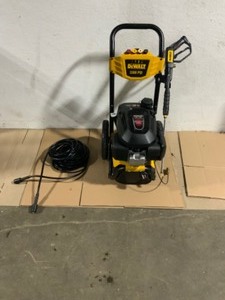 DEWALT 3300 PSI 2.4 GPM Gas Cold Water Pressure Washer with HONDA GCV200 Engine See Pictures