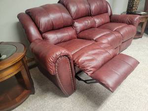 Stunning Luxury Reclining Tacked Leather Sofa by Heritage
