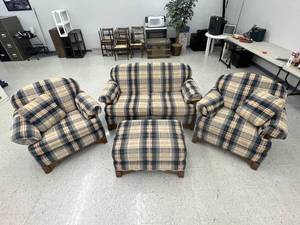 lot 1 image: Nice 4 Piece Furniture Set