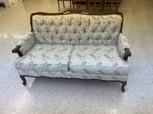lot 4 image: Loveseat