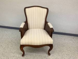 lot 6 image: Chair