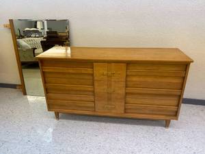 lot 8 image: Solid 9 Drawer Dresser with Mirror