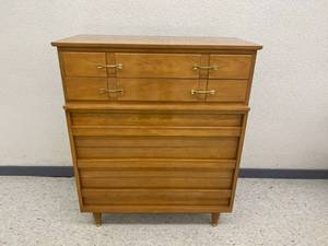 lot 9 image: Solid 5 Drawer Dresser