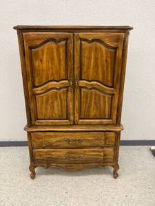 lot 11 image: Upright Dresser