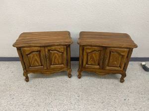 lot 12 image: 2 Side Tables