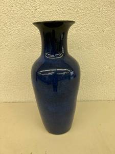 lot 26 image: Large Blue Vase
