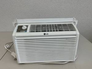 lot 68 image: Like New 5000 BTU Air Conditioner