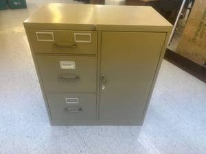 lot 131 image: Metal Storage Cabinet with Key