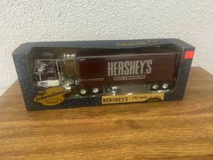 lot 162 image: Hersheys 1972 International Tractor-Trailer 143 Scale