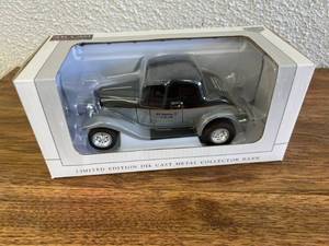 lot 214 image: 1932 Ford Metal Bank