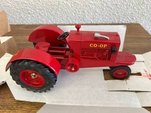 lot 225 image: Universal Co-Op Tractor
