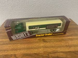 lot 228 image: Hersheys Tractor-Trailer 164 Scale
