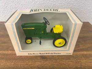 lot 241 image: John Deere Model 20 Pedal Tractor