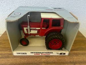 lot 247 image: International 1468 Tractor 116 Scale