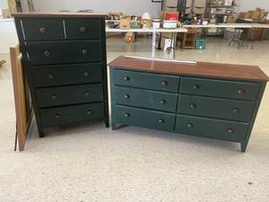 lot 280 image: Dressers