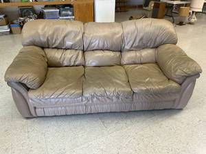 lot 297 image: Leather Coach