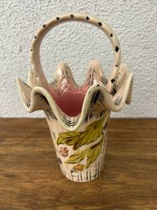 lot 319 image: Rare Hull Basket Vase Blossom Flight
