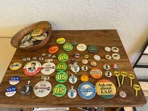 lot 329 image: Buttons